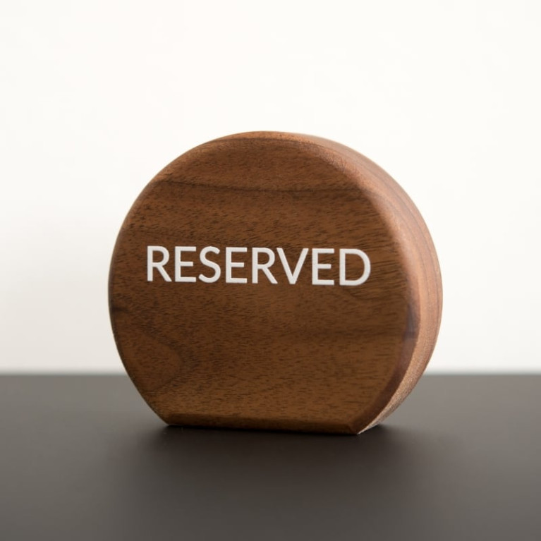 Reserved Bordje Juglann Notenhout Rond - sfeerbeeld op tafel