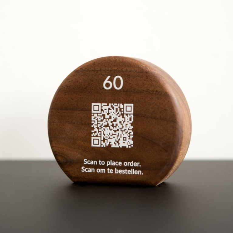 Tafelbordje Juglann Notenhout Rond met QR-code - sfeerbeeld op tafel